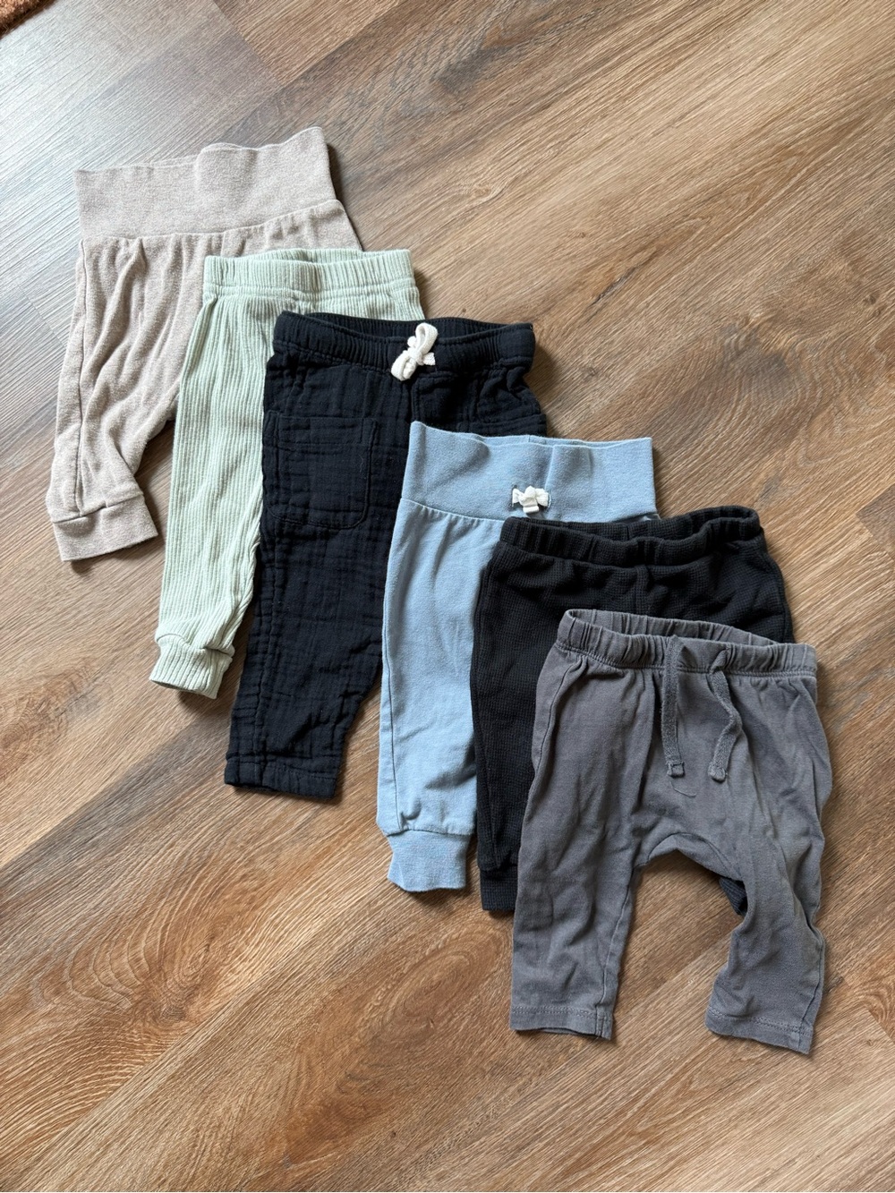 H&M - QTY: 6 - Baby Pants Bundle in Black, Light Blue, Gray, Cream, Mint (3-6M)